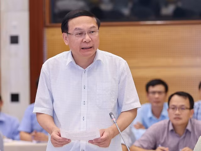 Thứ trưởng Bộ Tài nguyên và Môi trường Lê Công Thành: Vết nứt, cây cối trên sườn đồi, sườn núi nghiêng theo một hướng, hay những tiếng nổ trong lòng đất... là các dấu hiệu cảnh báo nguy cơ sạt lở đất - Ảnh: VGP/Nhật Bắc