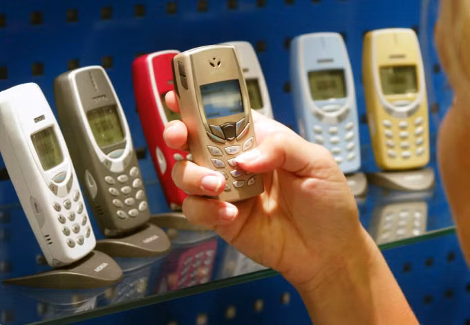 Một số mẫu điện thoại "cục gạch" đời cũ của Nokia. Ảnh:CNBC