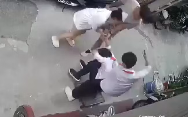 Nam học sinh cấp 2 bị đánh hội đồng (Ảnh chụp từ clip)