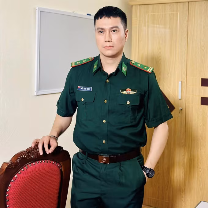 Dáng vẻ nghiêm nghị khác với những tạo hình trước đó của Việt Anh (Ảnh: Facebook nhân vật).