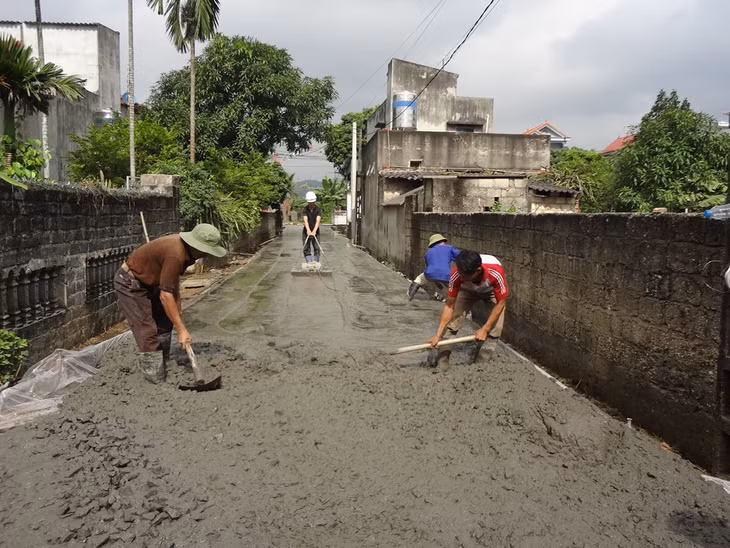 Xây dựng nếp sống văn hóa, văn minh được triển khai đồng bộ với chương trình xây dựng NTM trên địa bàn tỉnh (Trong ảnh: Người dân thôn Trại Thông, xã Bình Khê, thị xã Đông Triều thi công tuyến đường bê tông trục xóm năm 2017).