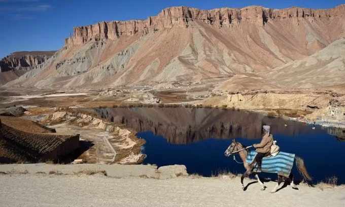 Người đàn ông cưỡi ngựa bên hồ ở Band-e-Amir, công viên quốc gia đầu tiên của Afghanistan. Ảnh: AFP
