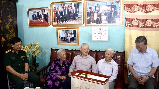 Tổng Bí thư Nguyễn Phú Trọng cùng đoàn công tác tới thăm tặng quà gia đình ông Nguyễn Xuân Khoát, cán bộ lão thành cách mạng - Ảnh: VOV