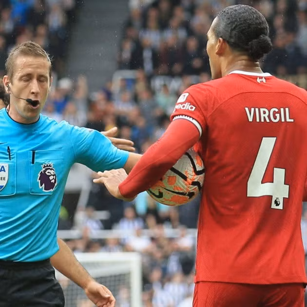 Van Dijk bị FA trừng phạt.