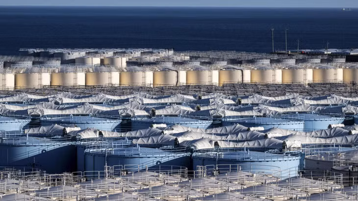 Các bể chứa nước nhiễm phóng xạ tại nhà máy điện hạt nhân Fukushima Daiichi ở Okuma, tỉnh Fukushima. Ảnh: AFP