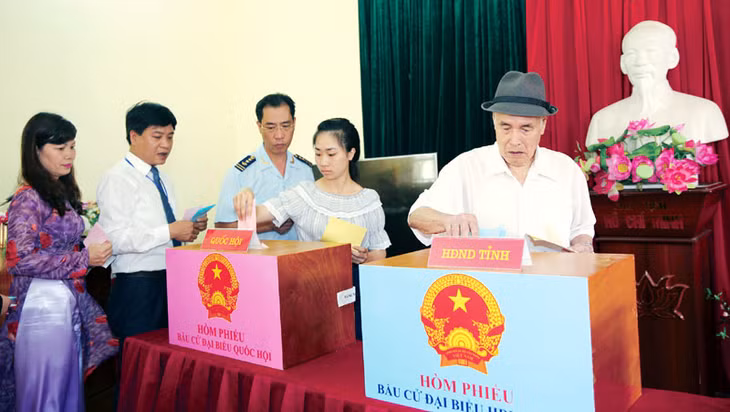 Cử tri phường Trần Phú (TP Móng Cái) bỏ phiếu bầu cử ĐBQH khoá XIV và đại biểu HĐND các cấp, nhiệm kỳ 2016-2021. Ảnh: Đỗ Phương