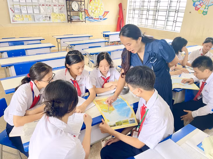 Cô, trò Đội tuyển Địa lý Trường THCS Lê Quý Đôn sôi nổi thảo luận theo nhóm.