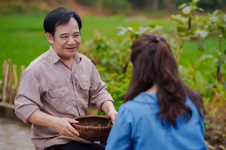 Ông Sắn do NSƯT Quang Tiến thủ vai.