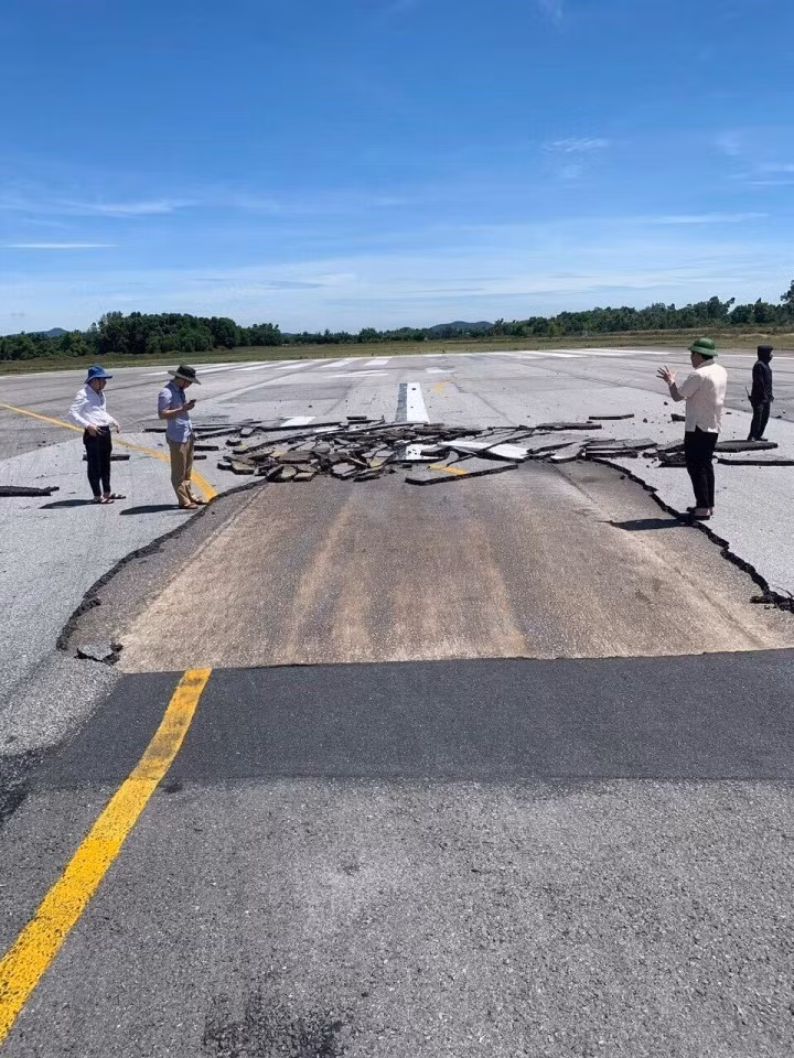 Đoạn đường băng bị bong tróc tại sân bay Vinh.