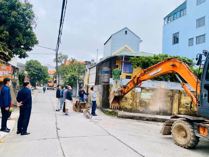 Dự án Cải tạo, nâng cấp tuyến đường Nguyễn Công Trứ (phường Bãi Cháy) có 110 hộ dân tình nguyện hiến đất và công trình kiến trúc với tổng diện tích sân, cổng, tường rào hiến là 1.042,6m².