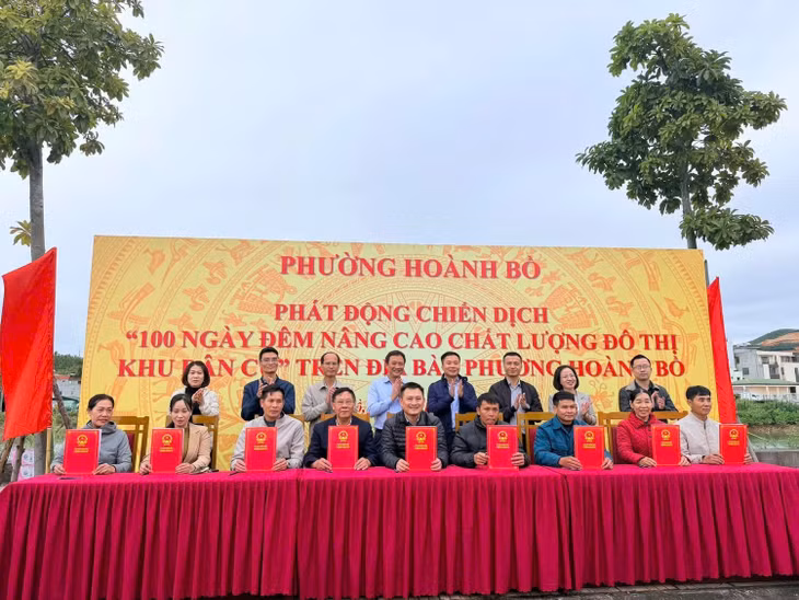 Lãnh đạo phường Hoành Bồ và đại diện các khu phố ký cam kết thực hiện chiến dịch “100 ngày đêm nâng cấp chất lượng đô thị, hạ tầng khu dân cư”.
