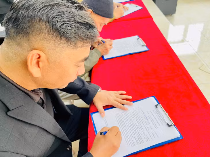 Các hộ dân thôn Làng (xã Thống Nhất) ký cam kết đồng thuận, ủng hộ hiến đất, bàn giao mặt bằng triển khai Dự án Cải tạo, chỉnh trang tuyến đường đi qua Nhà văn hóa thôn Làng.