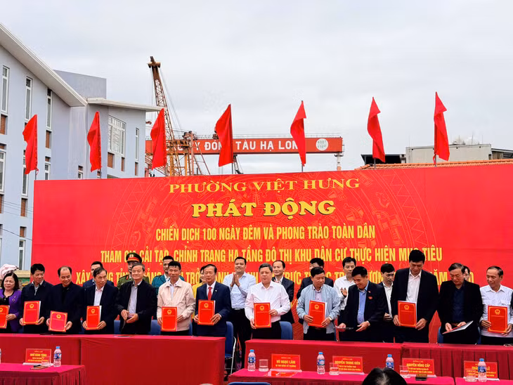 Đại diện các khu phố trên địa bàn phường Việt Hưng ký cam kết thực hiện chiến dịch “100 ngày đêm nâng cấp chất lượng đô thị, hạ tầng khu dân cư”.