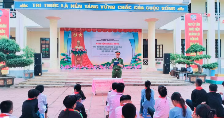 Công an xã Kỳ Thượng tuyên truyền phòng, chống bạo lực học đường và tệ nạn xã hội trong học sinh, tháng 9/2025. Ảnh: Địa phương cung cấp