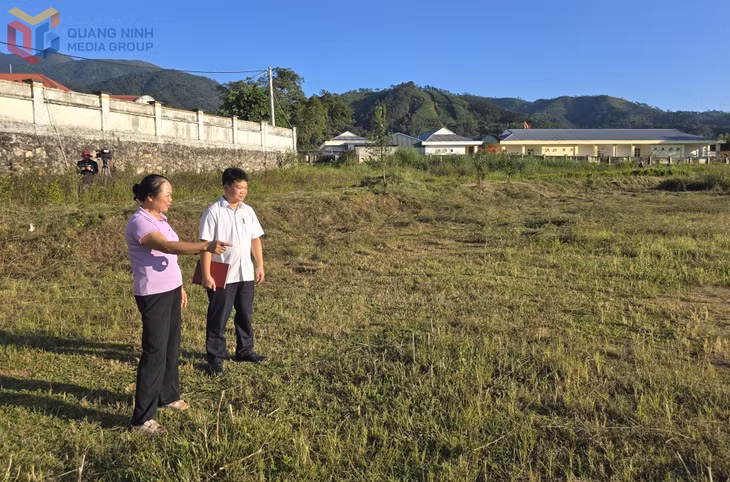 Trưởng thôn Nà Phạ cùng cán bộ Phòng Kinh tế UBND xã Bình Liêu trao đổi về dự án khu vui chơi, sinh hoạt cộng đồng ngoài trời. Ảnh: Đỗ Hùng