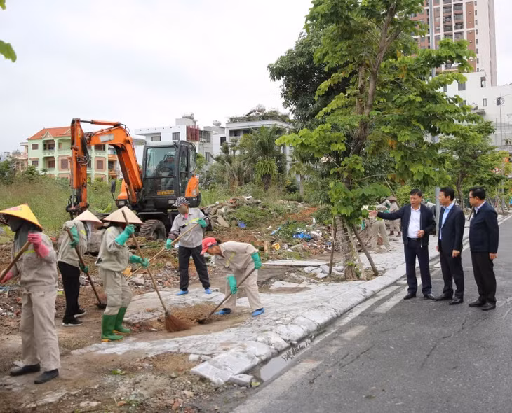 Đồng chí Nguyễn Hồng Dương, Uỷ viên Ban Thường vụ Tỉnh uỷ, Trưởng Ban Tuyên giáo và Dân vận Tỉnh uỷ cùng các đồng chí lãnh đạo phường Hạ Long thực địa tại khu phố Hồng Hải 8, sáng 5/11.