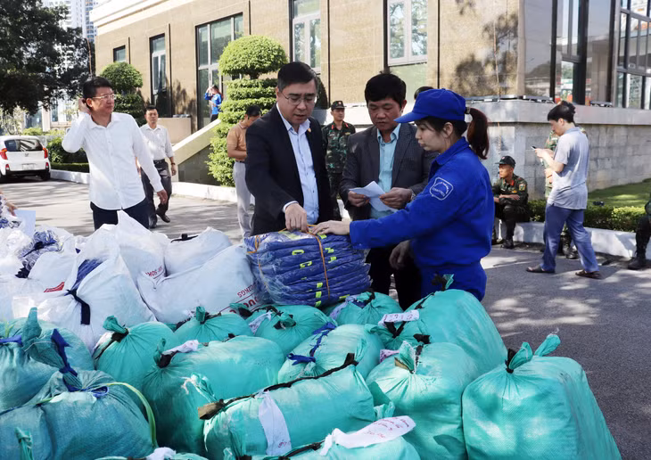 MTTQ tỉnh tiếp nhận, tập kết hàng hoá đưa vào hỗ trợ nhân dân vùng lũ lụt tỉnh Lâm Đồng trong chuyến hàng hỗ trợ đợt I chiều ngày 22/11.