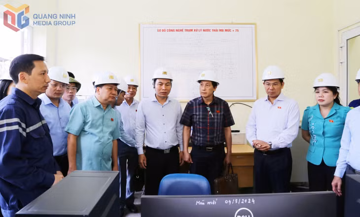 Đoàn ĐBQH tỉnh kiểm tra thực tế hệ thống giám sát xử lý nước thải tại Công ty Than Hà Lầm.
