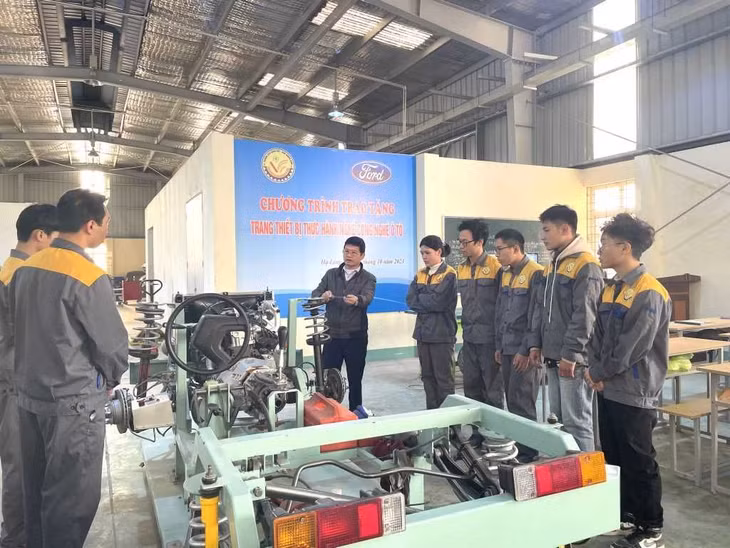 Thực hành sửa chữa ô tô của sinh viên Trường Cao đẳng Việt - Hàn. Ảnh: Thu Trang