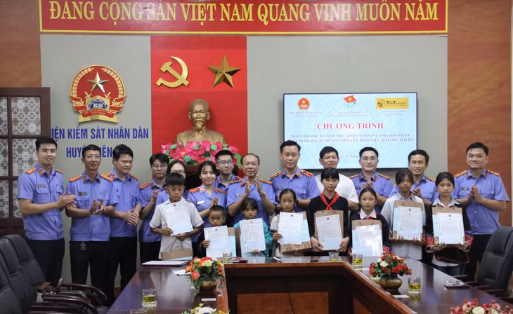 Lãnh đạo VKSND tỉnh, Đoàn thanh niên VKSND Tối cao trao quyết định đỡ đầu cho các cháu. Ảnh: Minh Ngọc (CTV)