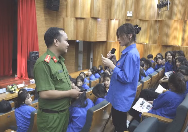Đoàn viên tham gia tập huấn công tác phòng, chống tệ nạn xã hội do Đoàn Thanh niên Khối các cơ quan tỉnh tổ chức, tháng 10/2024. Ảnh: Nguyễn Tường Vy (Học viện Báo chí và Tuyên truyền)