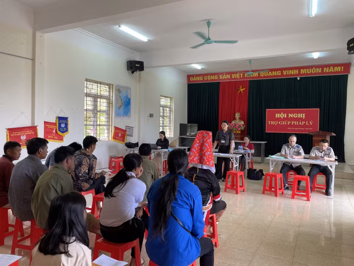 Hội nghị trợ giúp pháp lý cho đồng bào DTTS thôn Sông Moóc, xã Đồng Văn (huyện Bình Liêu). Ảnh: Nguyên Ngọc