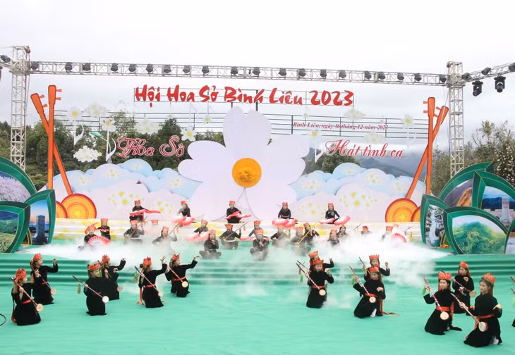 Hội viên, phụ nữ huyện Bình Liêu tích cực tham gia biểu diễn văn nghệ truyền thống tại các lễ hội, ngày hội của huyện.