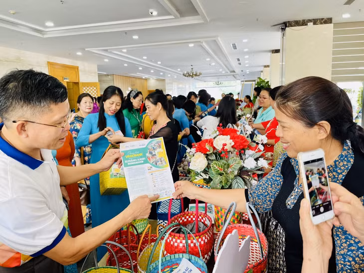 Công ty CP Xi măng và Xây dựng Quảng Ninh hướng dẫn cho các cán bộ, hội viên phụ nữ trên địa bàn TP Hạ Long về cách thức tham gia mô hình Vracbank.