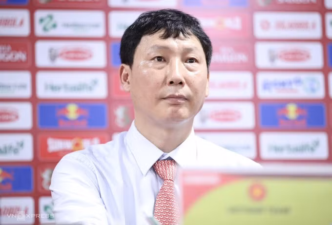 HLV Kim Sang-sik trong phòng họp báo sau trận Việt Nam thắng Philippines 3-2 ở lượt năm bảng F vòng loại hai World Cup 2026 khu vực châu Á tối 6/6. Ảnh: Lâm Thỏa