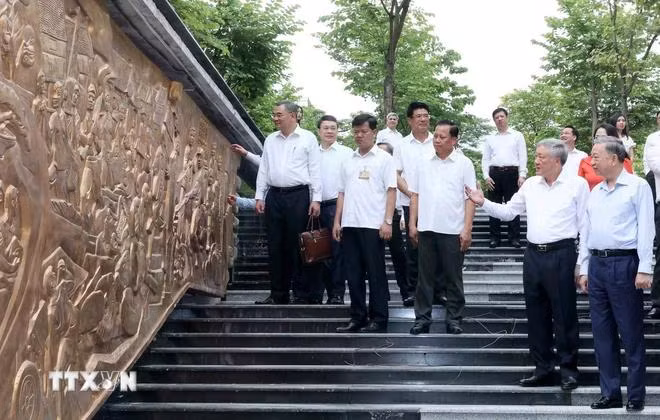 Chủ tịch nước Tô Lâm tham quan bức phù điêu "Lời kêu gọi toàn quốc kháng chiến và 60 ngày đêm bảo vệ Thủ đô" tại Tòa án Nhân dân Tối cao. (Ảnh: Nhan Sáng/TTXVN)