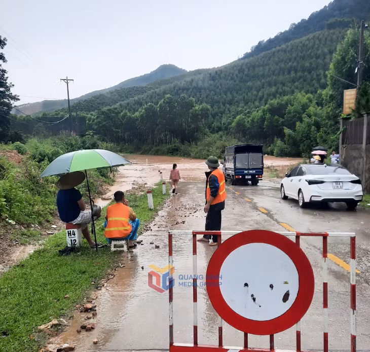 Đường tỉnh 329 nối thành phố Cẩm Phả với huyện Ba Chẽ sạt lở gây ách tắc giao thông