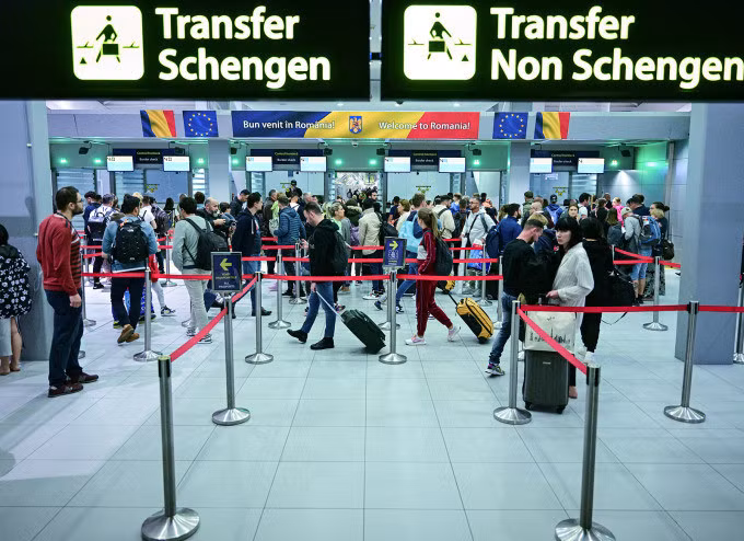 Du khách đi theo các luồng hướng dẫn vào khu vực thị thực Schengen hoặc không thuộc Schengen tại sân bay lớn nhất Romania, Henri Coanda, hôm 31/3. Ảnh: AFP