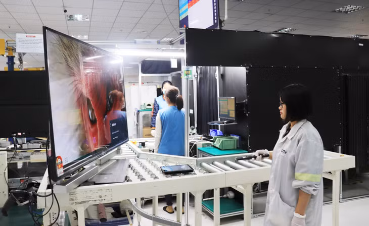 Công nhân Công ty TNHH Competittion Team Technology Việt Nam (KCN Đông Mai, TX Quảng Yên) kiểm tra sản phẩm.