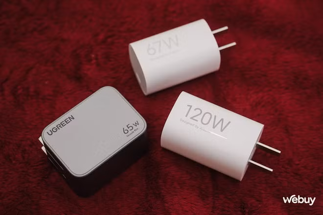 So sánh tiếp với củ sạc nhanh Ugreen 65W dòng Nexode Pro, cũng là một trong những củ sạc nhanh nhỏ gọn, thiết kế đẹp nhất trên thị trường hiện tại