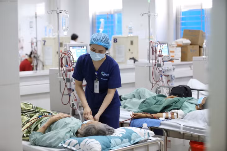Điều dưỡng Khoa Thận lọc máu (Bệnh viện Bãi Cháy) chăm sóc người bệnh suy thận đang lọc máu chu kỳ. Ảnh: Cơ sở cung cấp