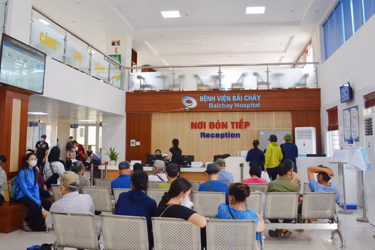 Người dân chờ đăng ký khám, chữa bệnh tại Trung tâm Ung bướu, Bệnh viện Bãi Cháy.