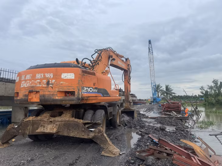 TP Uông Bí huy động xe, máy khơi thông dòng chảy, kịp thời tiêu thoát nước trong thời điểm mưa lớn.