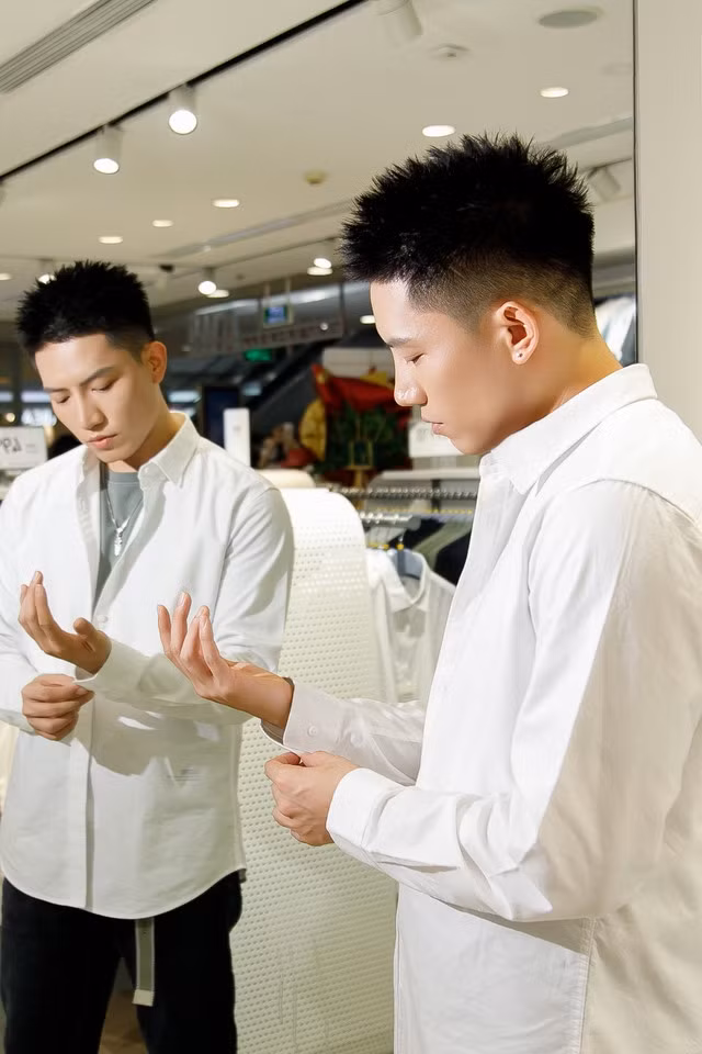 Anh cũng đổi mới phong cách thời trang của mình