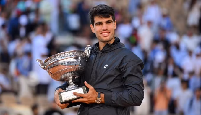 Alcaraz bên chiếc cup Coupe des Mousquetaires cho nhà vô địch Roland Garros. Ảnh: Reuters