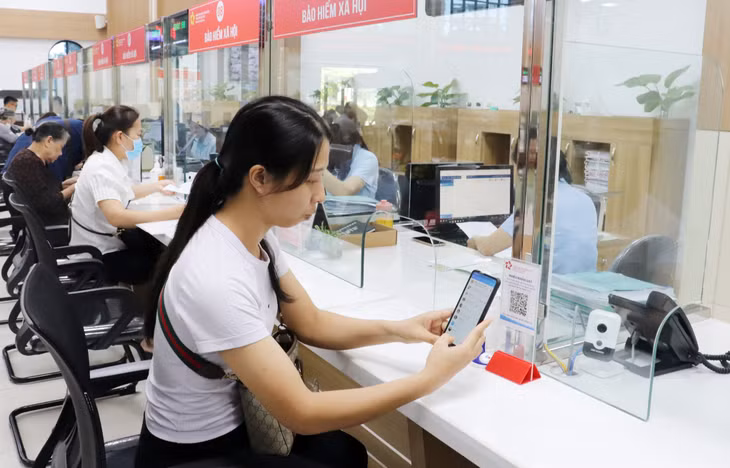 Công dân sử dụng hệ thống mã QR để thanh toán trực tuyến không dùng tiền mặt tại Trung tâm Hành chính công TP Hạ Long.