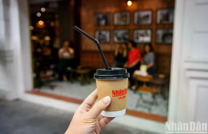 Uống cà-phê Nhân Dân và trải nghiệm thật "chill" cùng không gian này.