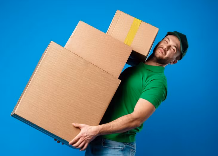 Người bệnh thoát vị đĩa đệm cần tránh mang vác nặng. Ảnh minh họa.