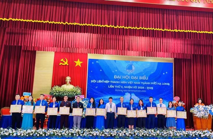 Lãnh đạo TP Hạ Long khen thưởng cho các tập thể, cá nhân có thành tích xuất sắc trong công tác thanh niên nhiệm kỳ 2020 - 2024.