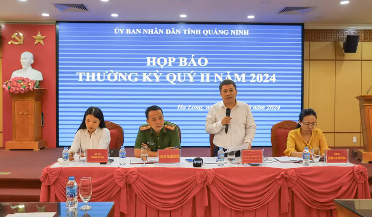 Đồng chí Ngô Quang Hưng, Chánh Văn phòng UBND tỉnh, phát biểu tại họp báo.