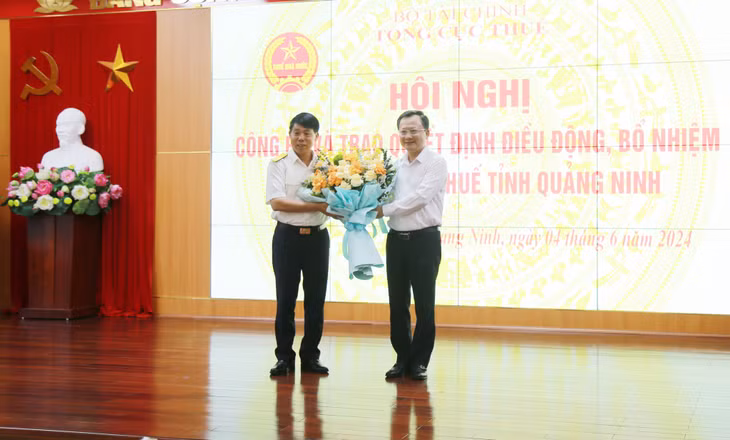 Đồng chí Cao Tường Huy, Phó Bí thư Tỉnh ủy, Chủ tịch UBND tỉnh tặng hoa chúc mừng đồng chí Hà Văn Trường, Cục trưởng Cục Thuế tỉnh Quảng Ninh.