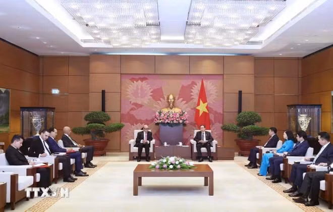 Chủ tịch Quốc hội Trần Thanh Mẫn tiếp ông Najib El Khadi, Tổng Thư ký Hạ viện Maroc kiêm Chủ tịch Hiệp hội Tổng Thư ký Nghị viện Thế giới. (Ảnh: Thống Nhất/TTXVN)