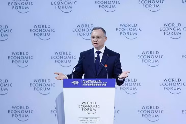 Tổng thống Ba Lan Andrzej Duda phát biểu tại Phiên toàn thể Hội nghị WEF Đại Liên 2024.