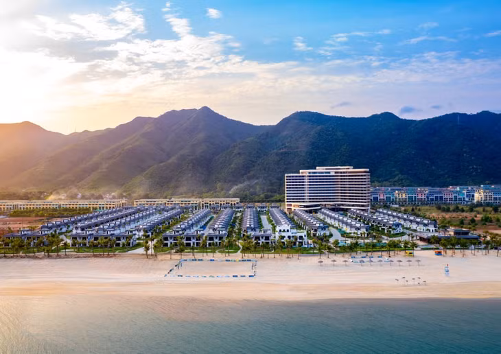 Khu nghỉ dưỡng Wyndham Garden Sonasea Vân Đồn với địa thế lưng tựa núi, mặt hướng vịnh.