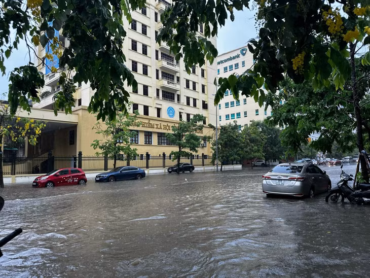 Mưa ngập trên tuyến đường 25/4, TP Hạ Long.