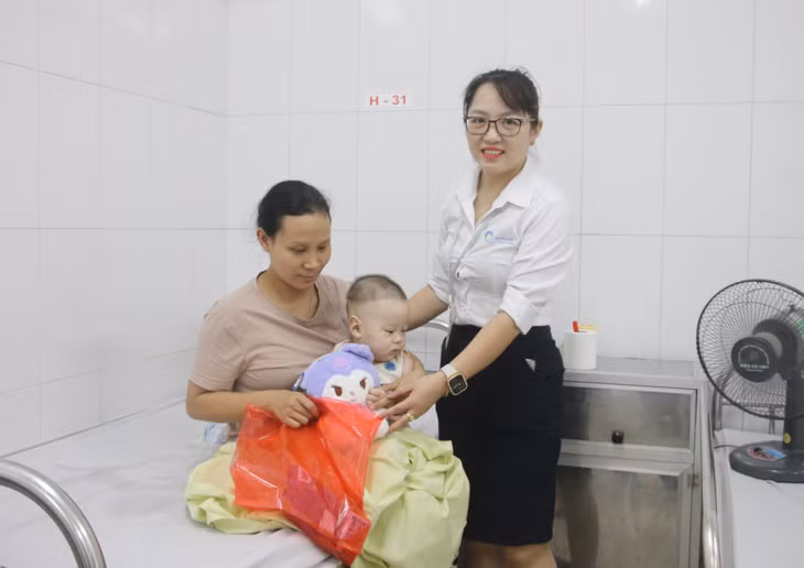 Chị Phạm Thu Hoài luôn dành nhiều thời gian quan tâm, thăm hỏi, động viên, hỗ trợ các bệnh nhân đến khám, điều trị tại bệnh viện.